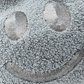 Nahaufnahme des matten dunkelgrauen Pailletten-Smileys