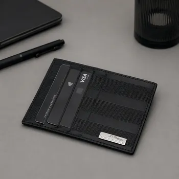 S.T. Dupont Kartenetui James Bond 007 mit Karten auf einem Schreibtisch mit Stift und Notizbuch, Trixi Gronau, KI-Visualisierung