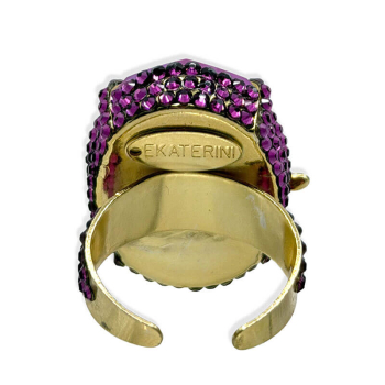 Ekaterini Ring Psyche in Laggon, großer Swarovski Kristall in pink mit einem Schmetterlin in pink, goldene Ringschiene,, back