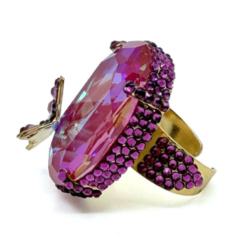 Ekaterini Ring Psyche in Laggon, großer Swarovski Kristall in pink mit einem Schmetterlin in pink, goldene Ringschiene,