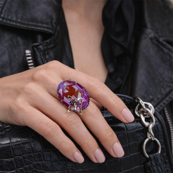 Preview: Ekaterini Ring Psyche in Laggon, großer Swarovski Kristall in pink mit einem Schmetterlin in pink, goldene Ringschiene, style