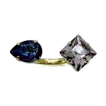 Preview: Draufsicht auf den Ekaterini Princess Cloud Ring mit quadratischem Princess-Schliff und tropfenförmigem Pear-Schliff