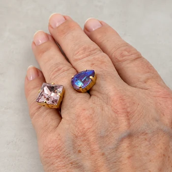 Ekaterini Princess Cloud Ring an einer Hand getragen, mit großem hellviolettem Princess-Kristall und blauviolettem Tropfenkristall