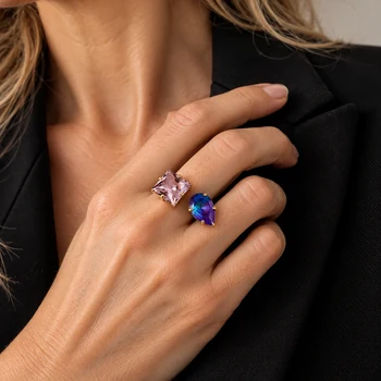Ekaterini Princess Cloud Kristallring mit Light Amethyst und Orchid Purple an der Hand eines Models zu schwarzem Blazer, KI-gestaltete Modelinszenierung