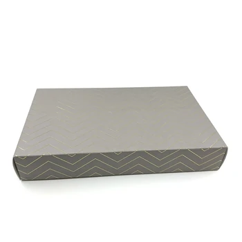 Embacollage GOLDY Faltschachtel in Taupe mit feinem goldfarbenem Zickzackmuster, rechteckige Geschenkbox 30 × 18 × 5 cm