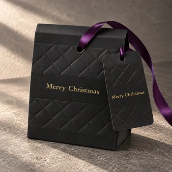 Preview: Schwarzer Embacollage DIAMANT 3D Geschenkanhänger an passender Merry Christmas Geschenktasche mit Rautenprägung und goldener Schrift, dekoriert mit violettem Band