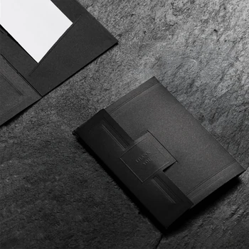 Preview: Schwarze Embacollage PIM Geschenkkartenhülle mit THANK YOU Blindprägung und grafischen Linien auf dunklem Steinuntergrund inszeniert