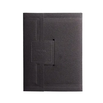Embacollage PIM schwarze Geschenkkartenhülle THANK YOU 10 × 13 cm mit dezenter Blindprägung und geometrischer Rahmenprägung, Vorderansicht