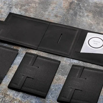 Preview: Embacollage PIM Geschenkkartenhüllen in Schwarz, geöffnet und geschlossen, mit sichtbarer Einstecklasche und weißer THANK YOU Beispielkarte