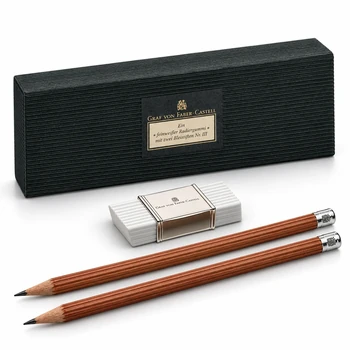Graf von Faber-Castell Schreibset mit zwei kannelierten Zedernholzbleistiften Nr. III, feinweißem Radiergummi mit versilberter Manschette und grüner Verpackung