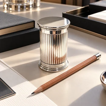 Preview: Versilberter Graf von Faber-Castell Bleistiftspitzer auf elegantem Schreibtisch neben Holzbleistift, KI-gestaltete Szene