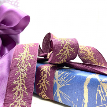 Geschenkband, roselila mit Druck Glitter gold Motiv Winter Zweig, 25 mm breit, gewebte Kante, style