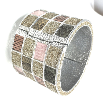 KMO, Armspange, Silberpulver, Quadrate grün-rosa-natural, front