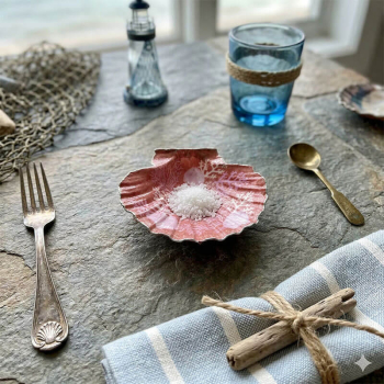 Preview: Objekt Muschelschale Jakobschmuschel bedruckt mit Koralle und Muschelmotiv in pink, rot Rand vergoldet, style