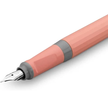 Preview: Detail der silberfarbenen Stahlfeder des Kaweco PERKEO Cotton Candy mit ergonomischem rosafarbenem Griffstück