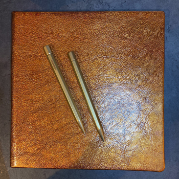 Legendaer Drehbleistift Twyst aus Messing, style auf Notizbüchern