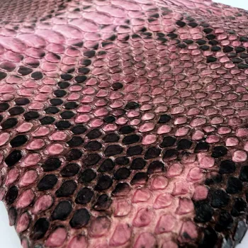 Natacha Clutch DIANE Schlangenleder rosa, Detailaufnahme Schuppenstruktur
