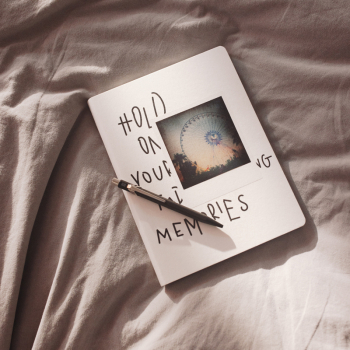 Nuuna • fading Memories THERMO Graphic Notizbuch L  thermo effect cover, schwarz-weiß, style Bett