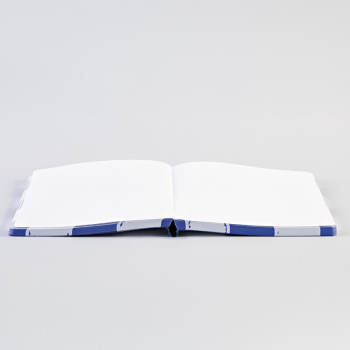 Preview: Nuuna, Notizbuch,Flex-Cover aus recyceltem Leder Seiten Punktraster, blau und weiss, bedruckt hangezeichnete Karos, geöffnet