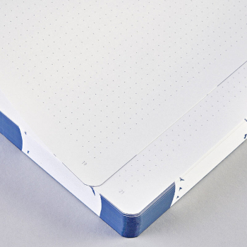 Preview: Nuuna, Notizbuch,Flex-Cover aus recyceltem Leder Seiten Punktraster, blau und weiss, bedruckt hangezeichnete Karos, Innenansicht