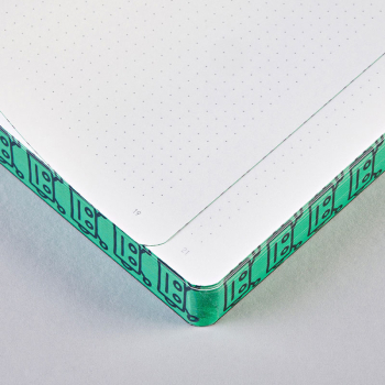 Preview: Nuuna, Notizbuch,Flex-Cover aus recyceltem Leder Seiten Punktraster,schwarz und weiss,Nuuna, Notebook, Flex cover from recyceltem leather doted pages, black& green, WRTE AGAINST THE MACHINESdetail Seite