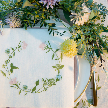 Paviot, Serviette, FLEURS DES PRÉS,weiß bedruckt mit Wiesenblumen, rosa, hellblau, style
