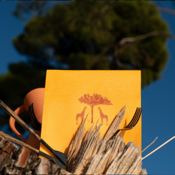 Serviette, von Paviot, Giraffe, orange bedruckt mit Kamel und BAum