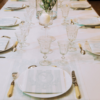 Paviot white napkin printed with gold letters, style
