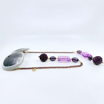 Raffaella di Montalban Sonnenbrille Cordino, grauer Rahmen, Gläser getönt, Schmuckbügel violett, Seitenansicht