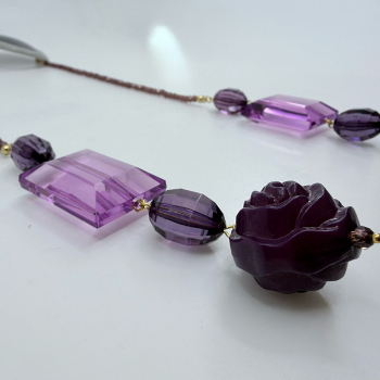 Raffaella di Montalban Sonnenbrille Cordino, grauer Rahmen, Gläser getönt, Schmuckbügel violett, Details charms