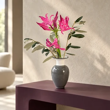 Preview: Reichenbach Porzellanvase EVA M Grau mit pinkfarbenen Blüten auf auberginefarbener Konsole