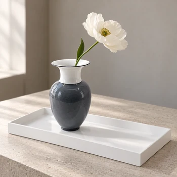 Preview: Reichenbach Porzellanvase EVA M Grau mit weißer Blume auf weißem Albert L MIMA Tablett