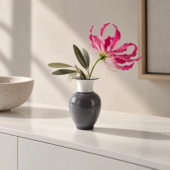 Preview: Reichenbach Porzellanvase EVA S in Grau und Weiß mit pinkfarbener Blume auf weißer Konsole