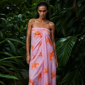 Preview: Simone Bruns Beach Towel Crab & Lobster als rosafarbenes Strandkleid getragen