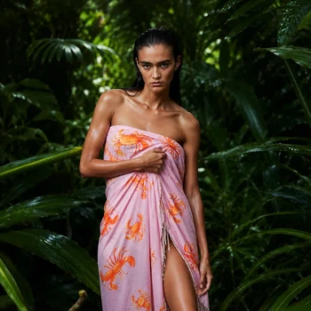 Preview: Frau trägt Simone Bruns Beach Towel Crab & Lobster in Rosa und Orange
