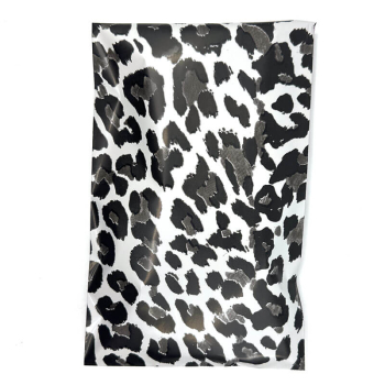 SNAZZY BAG Briefumschlag Leo, Material Metall Folie Farbe schwarz-grau-silber Größe DIN Lang • Innen B 10,8 cm • L 22 cm Ausstattung undurchsichtig • Selbstklebeverschluss