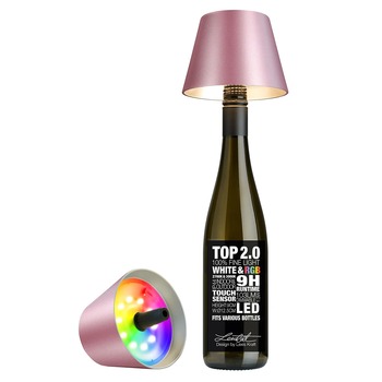 Sompex TOP 2.0 Akku-Flaschenleuchte Pink Metallic auf einer grünen Glasflasche mit separater Ansicht der RGBW-LED-Unterseite
