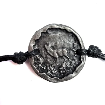 Preview: Rundes altsilberfarbenes Hirschemblem am schwarzen S Punkt Spangemacher Armband