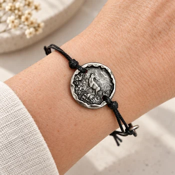 Preview: S Punkt Spangemacher schwarzes Hirsch-Armband mit rundem Medaillon am Handgelenk, style, Hintergrund KI-Visualisierung