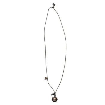 Die ganze Kette in voller Länge, ca. 92 cm grüne Kordel mit Rehrose-Anhänger