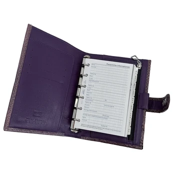 Aufgeschlagener Trixi Gronau KIM Pocket Ring-Organizer mit violettem Ziegennappaleder, Sechs-Ring-Mechanik und eingeheftetem Register