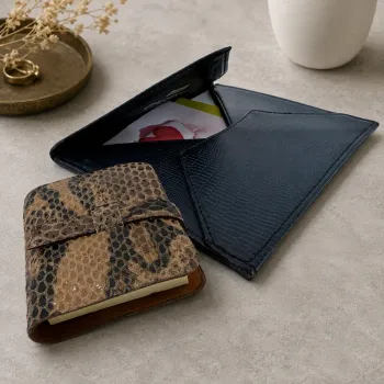 Trixi Gronau, Claude, Lederumschlag dunkelblau, Lizard Prägung, Stillleben 2, KI-Visualisierung