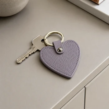 Preview: Trixi Gronau SUNNY Dollaro mauve Schlüsselherz mit Schlüssel auf hellem Sideboard, KI-Visualisierung