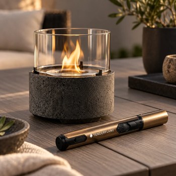 Tenderflame Pen Torch Lighter Feuerzeug in bronze neben einem Tischfeuer auf der Terrasse