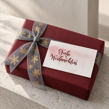 Preview: TRIXI GRONAU Mini-Weihnachtskarte Frohe Weihnachten auf weinrotem Geschenk mit Vivant SNOWIN Schneeflockenband