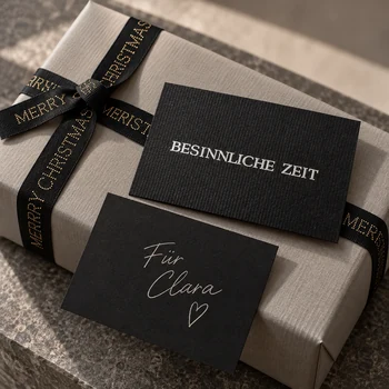 Schwarze Mini-Weihnachtskarte Besinnliche Zeit mit Beschriftungsbeispiel Für Clara auf einem weihnachtlichen Geschenk