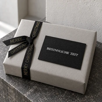 Preview: TRIXI GRONAU Weihnachtskarte Besinnliche Zeit auf hellgrauem Geschenk mit schwarzem Vivant MC DELUXE Band