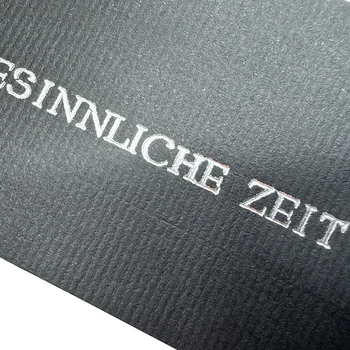 Preview: Nahaufnahme der gerippten schwarzen Kartenoberfläche und silbernen Heißfolienprägung von TRIXI GRONAU