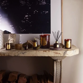 Preview: Trudon Cire Duftkerze in einem eleganten Interior mit bernsteinfarbenem Glas