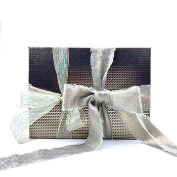 Preview: Geschenkband, Faux light Kordel in gold mit farbigen kleinen Tannenbaumlichter, Detail an einer Geschenkverpackung